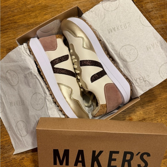 Adorable Style Trending Ladies Tennis Sz 9. Brand New - Picture 11 of 11